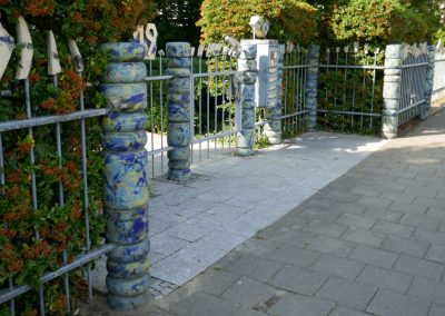 Zaun mit blauen Keramikelementen