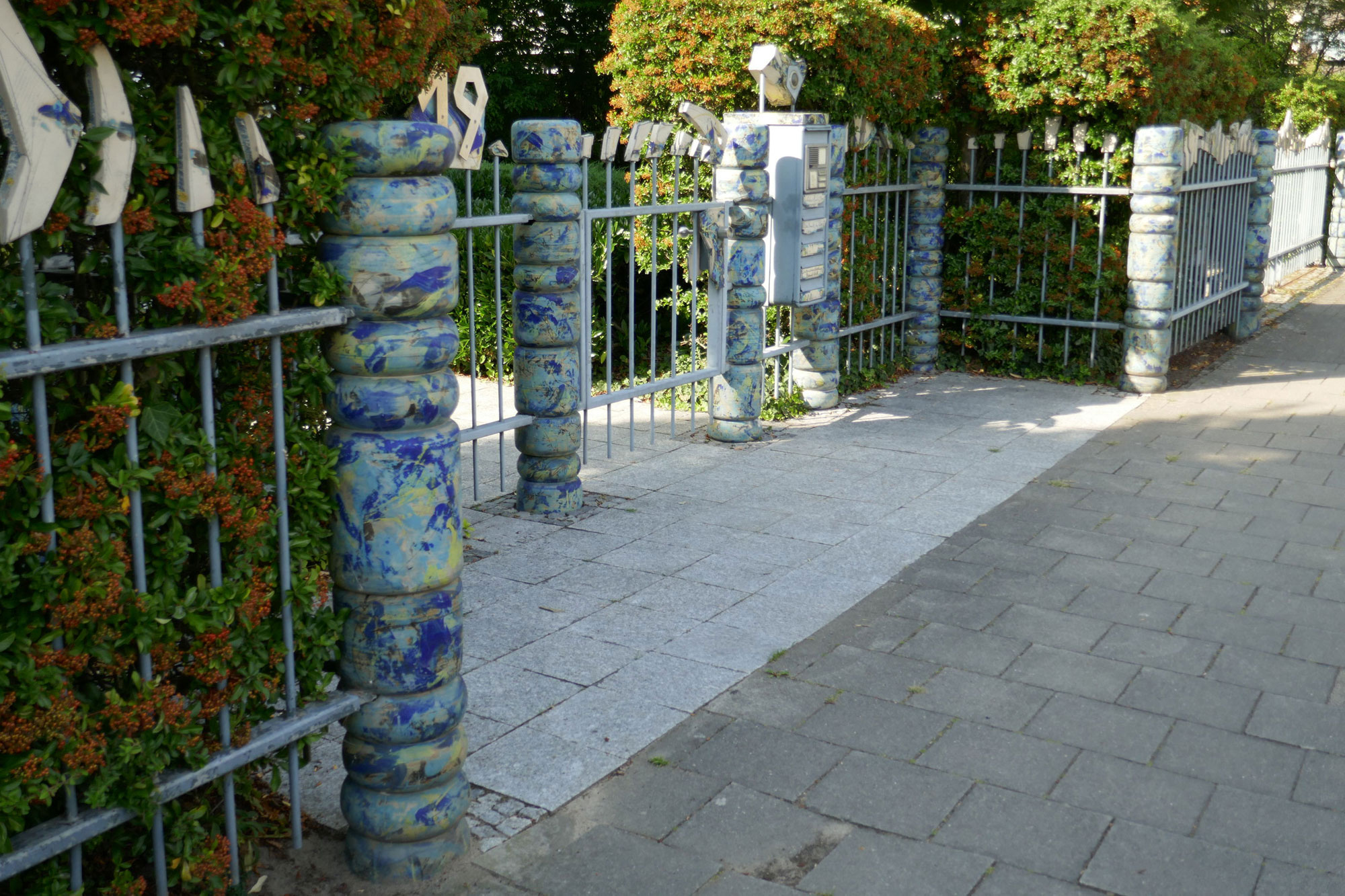 Zaun mit blauen Keramikelementen